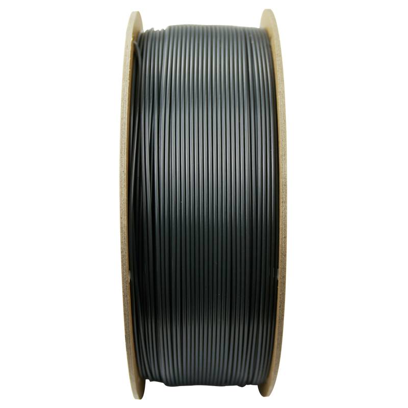 Dunkle Spule mit Kunststofffilament, das für 3D-Drucker verwendet wird. Die Spule ist aus Holz und das Filament ist glatt aufgerollt.