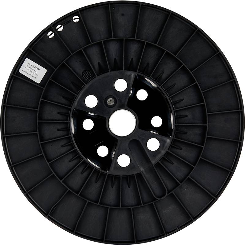 Leere schwarze Kunststoffspule mit konzentrischen Rippen und mehreren kreisförmigen Öffnungen, ohne Filament darauf.