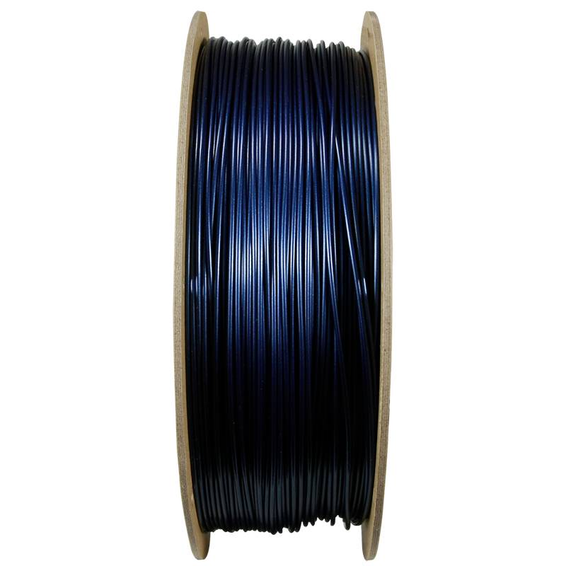 Eine Rolle blauer 3D-Druckerfilament, aufgewickelt auf einer Holzspule, vor einem weißen Hintergrund.