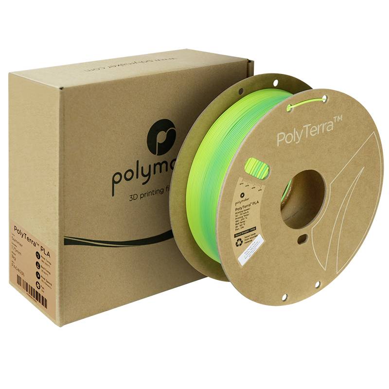 Eine Spule aus grünem 3D-Druckerfilament von PolyTerra neben der originalen Verpackung. Verpackung und Spule zeigen das Markenzeichen.