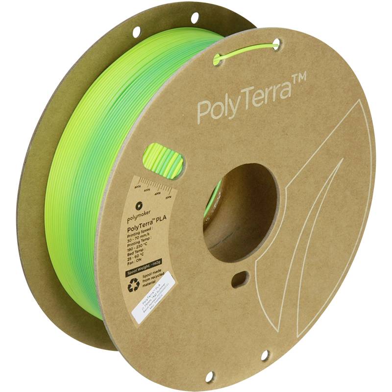 Rolle aus grünem PLA-Filament, Markenname 'PolyTerra', auf braunem Kartonträger. Nachhaltige 3D-Druckmaterialien.