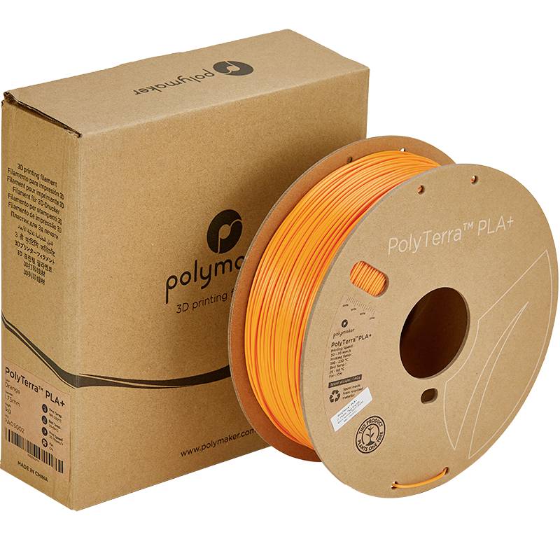 Spule mit orangefarbenem PolyTerra PLA+ 3D-Druckfilament neben einer braunen Verpackung von Polymaker.