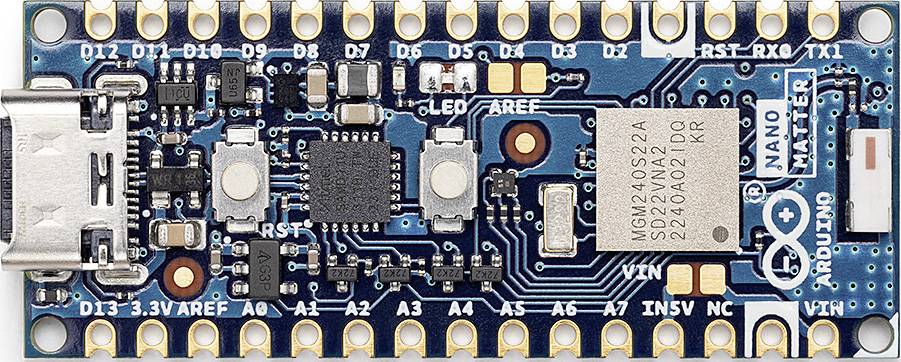 'Nahaufnahme eines Arduino Nano-Boards mit verschiedenen elektronischen Komponenten und Pins, darunter ein Mikrocontroller und ein USB-Anschluss.'
