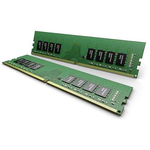 Zwei RAM-Module in Nahaufnahme, jedes mit mehreren schwarzen Chips auf einer grünen Schaltung. Ideal für Computer-Hardware-Kontext.