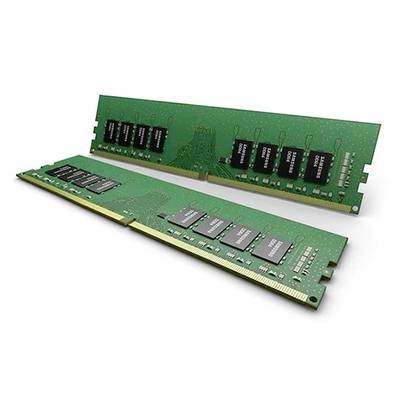 Zwei grüne RAM-Module mit darauf montierten schwarzen Chips liegen nebeneinander. Sie dienen zur Erhöhung des Computerspeichers.