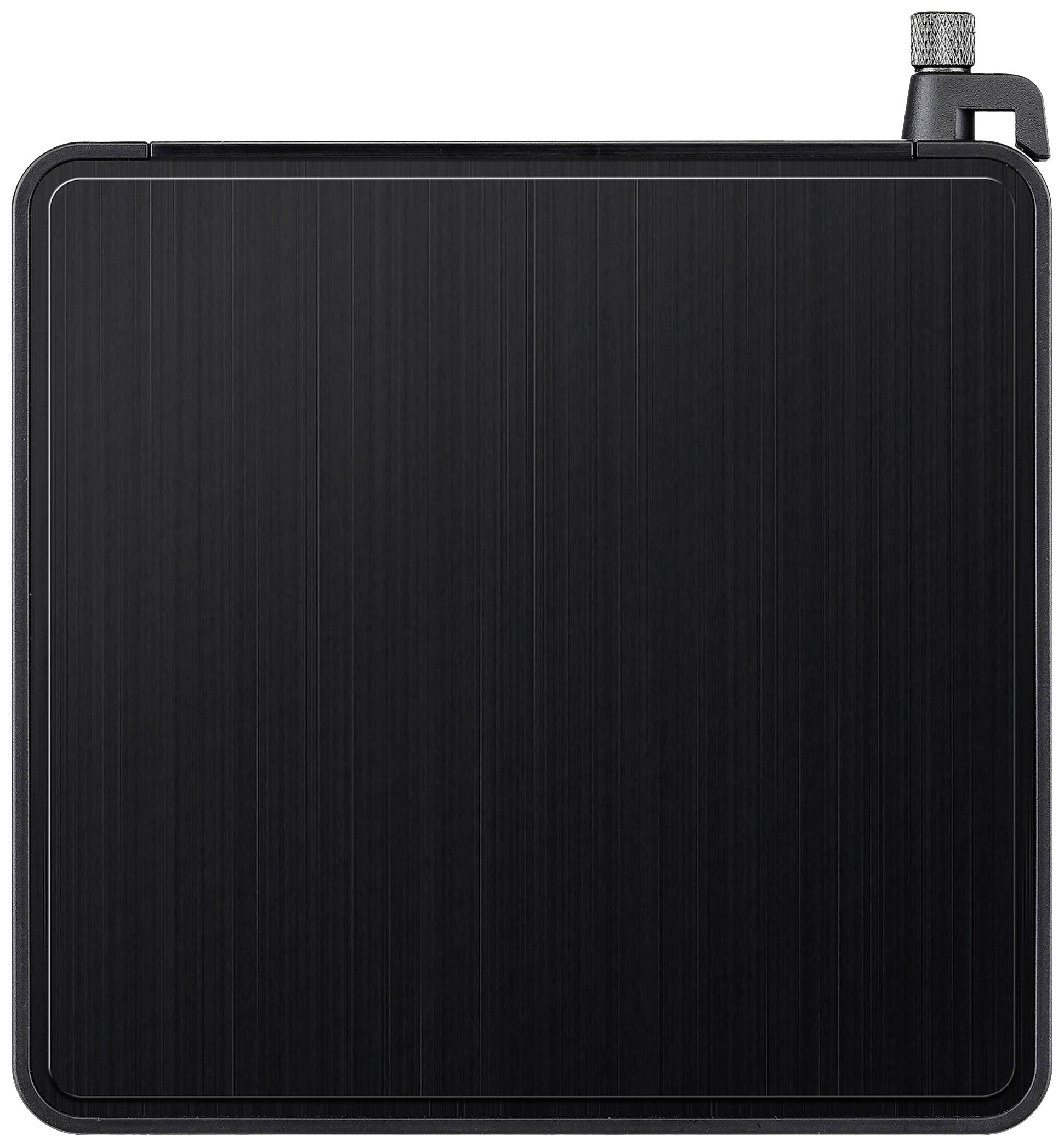 Eine quadratische, schwarze, flache Powerbank mit einem kleinen zylindrischen Stift an der oberen rechten Ecke.