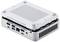 Ein kompakter Computer mit perforierter Abdeckung, diversen Anschlussmöglichkeiten und Lüftungsschlitzen, teilweise geöffnet gezeigt.