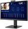 Computermonitor mit Videoanruf, Diagrammen und finanziellen Daten auf dem Bildschirm. Hauptperson lächelt. Tabellen mit Währungsinformationen.