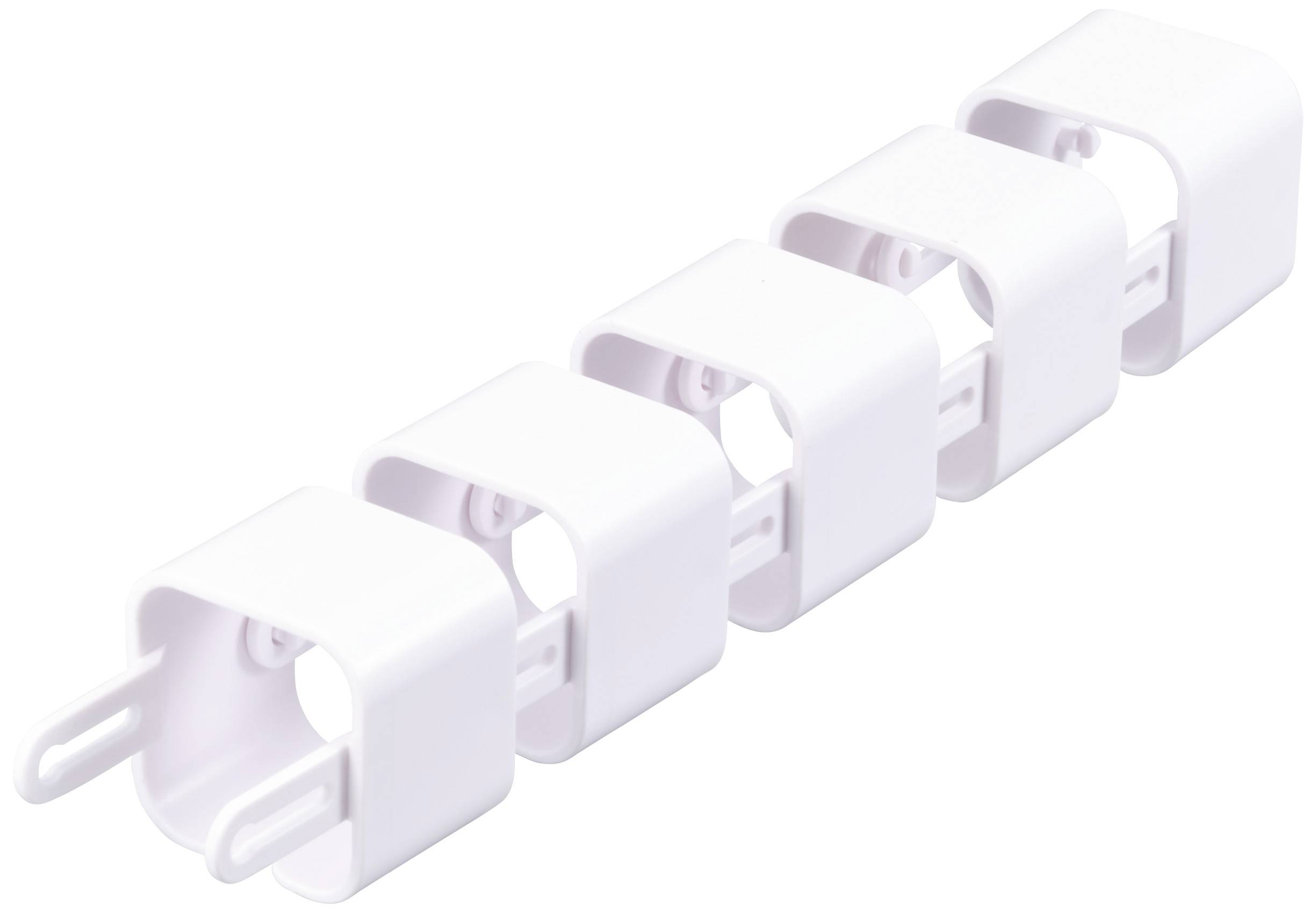Fünf weiße Euro-Steckeradapter in einer Reihe auf weißem Hintergrund.