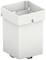 Ein weißer, rechteckiger Mülleimer mit offenen Seiten und einer quadratischen Öffnung oben. Der Eimer hat Rollen an der Unterseite.