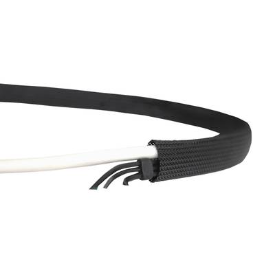Ein schwarzer Kabelschlauch umhüllt drei Kabel, die aus einem weißen Mantel herauskommen.