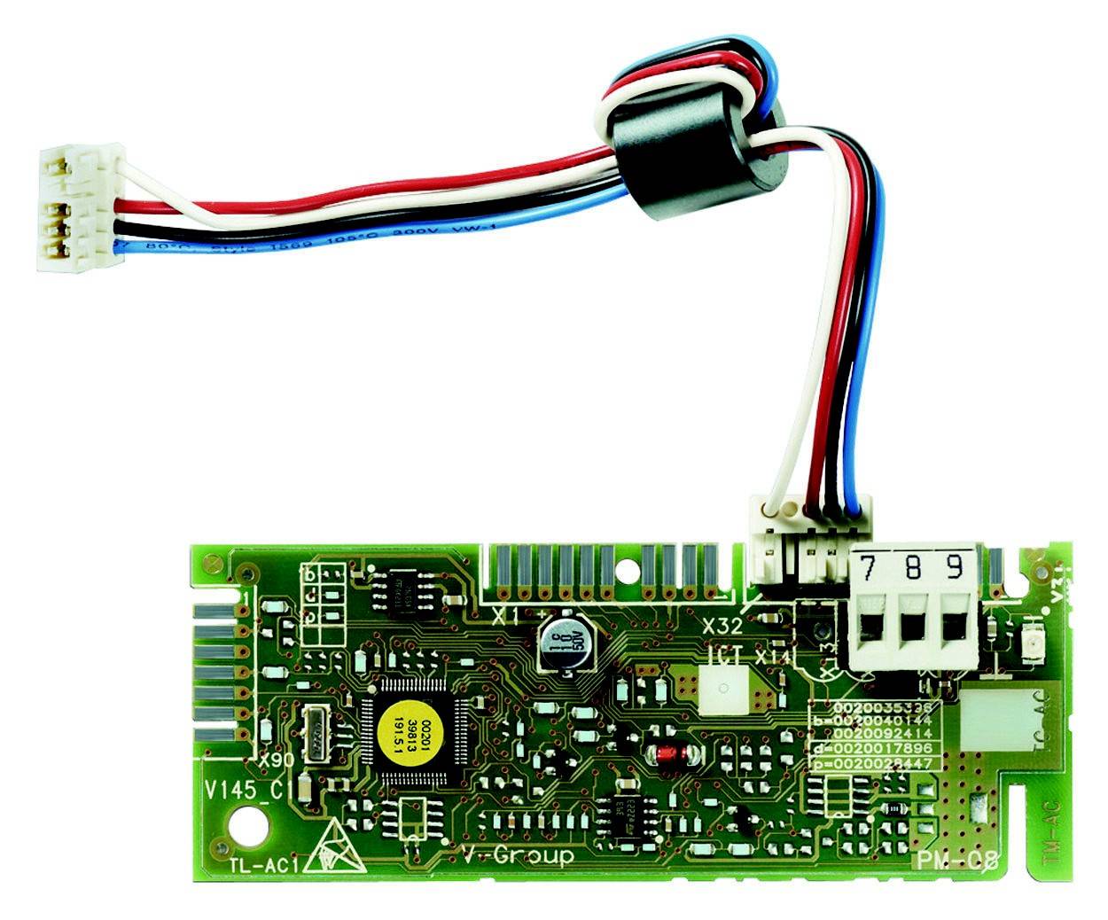 'Nahaufnahme einer elektronischen Leiterplatte mit verschiedenen Bauteilen und mehrfarbigen Kabeln. Ein Stecker ist sichtbar.'
