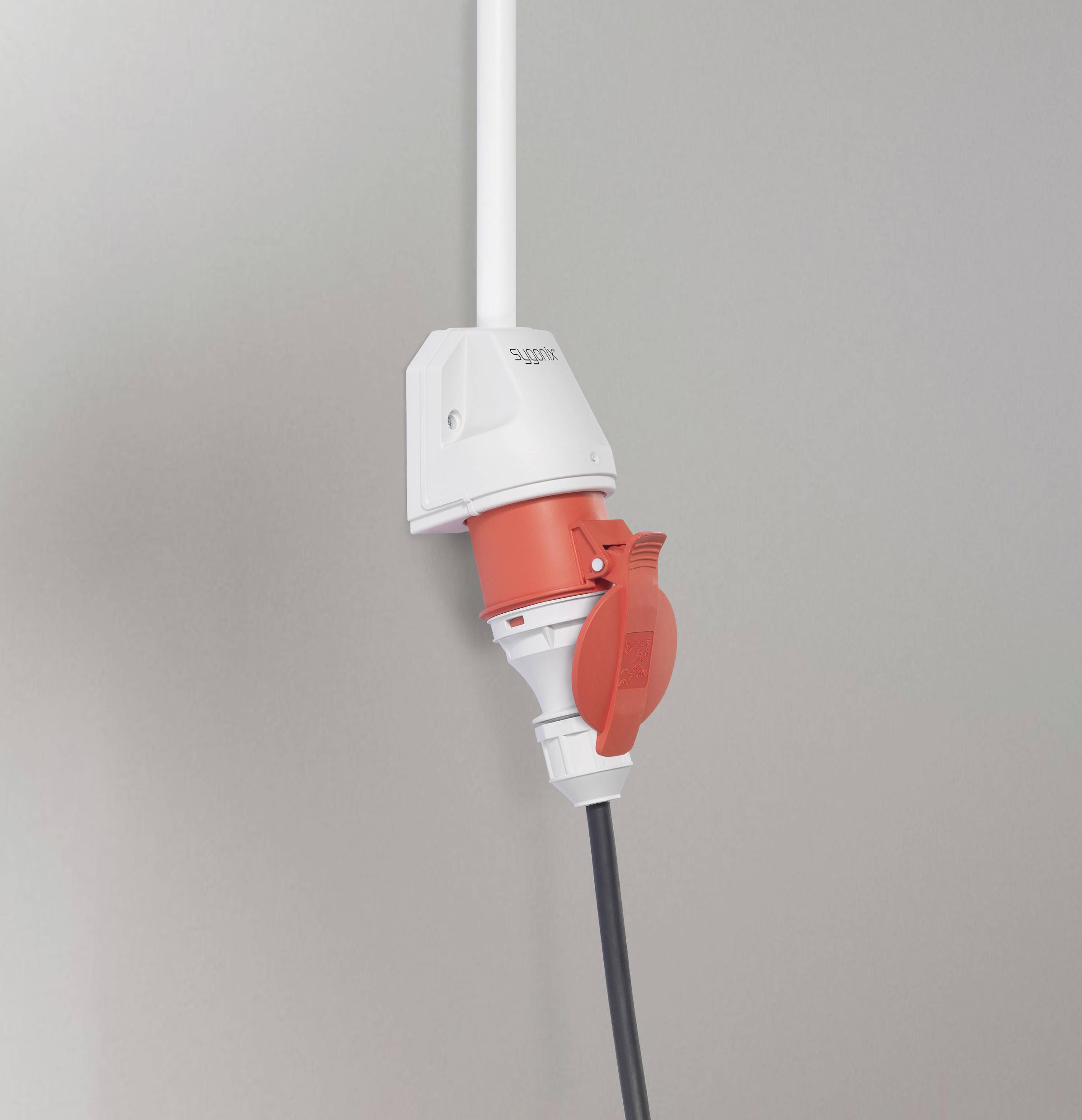 Industrie-Steckdose mit rotem Stecker verbunden, an einer Wand montiert. Steckdose zeigt Marke 'Siemens'.