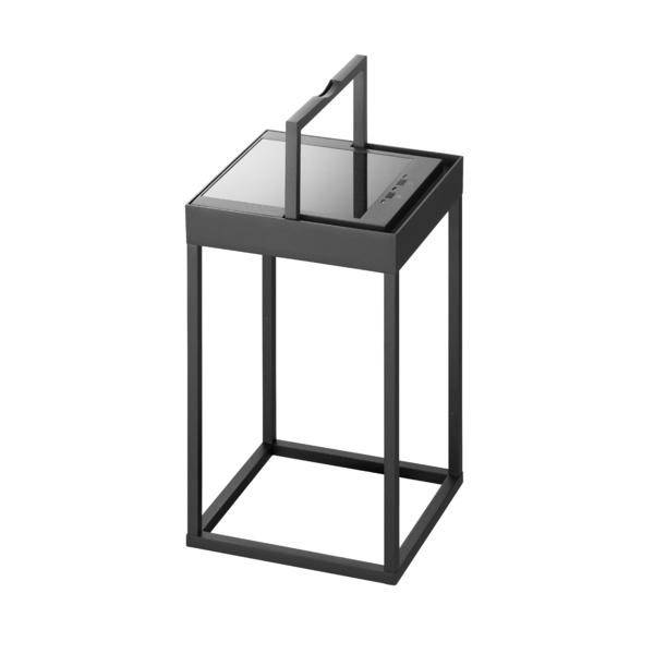 Eine quadratische, moderne, schwarze Laterne mit Griff, die aufrecht steht und aus Metall besteht. Geeignet für Außenbereiche.