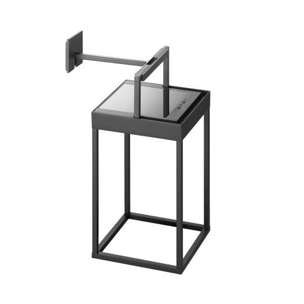 Ein moderner, quadratischer Seifenspender aus schwarzem Metall und Glas, der an der Wand montiert wird.