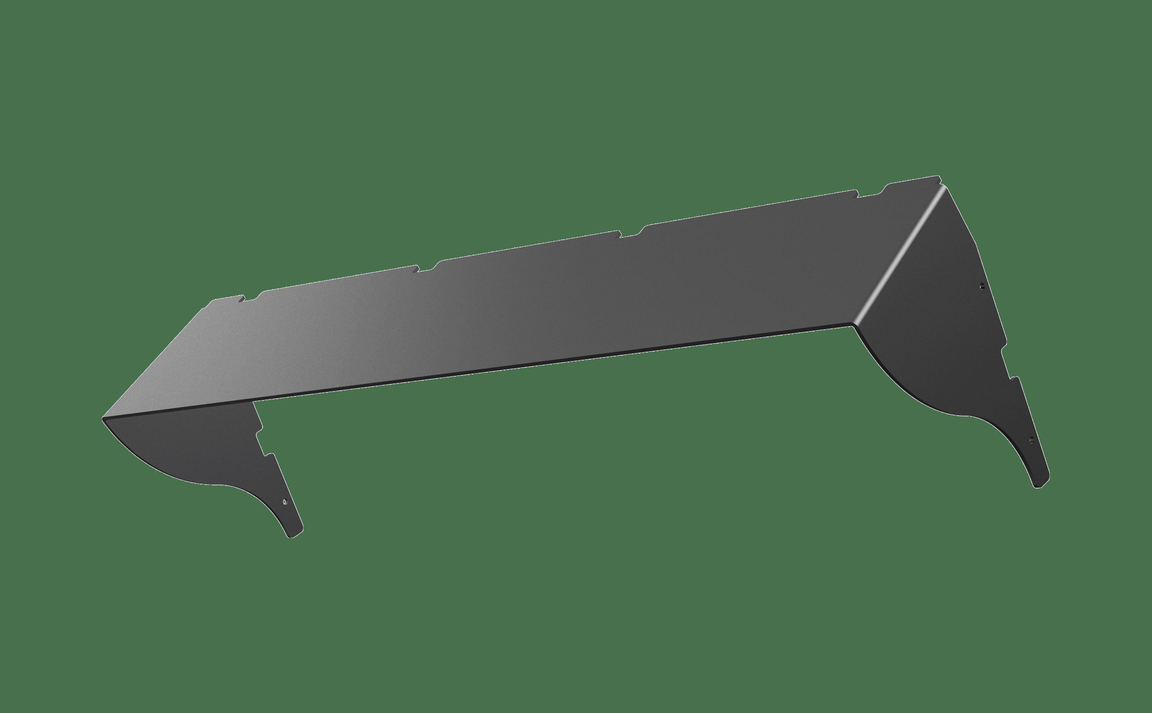 Ein schwarzes, metallenes Autoteil auf grünem Hintergrund, möglicherweise ein Frontspoiler oder eine andere aerodynamische Komponente.