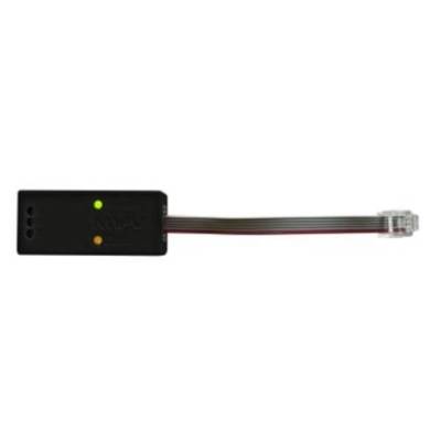 Das Bild zeigt ein schwarzes Elektronikgerät mit einem mehrfarbigen Kabel und einem modularen Stecker, vermutlich ein Adapter oder Connector.