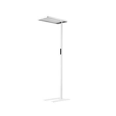 Eine moderne, weiße Stehlampe mit rechteckigem Lampenschirm und schlankem, minimalistischem Design vor schwarzem Hintergrund.