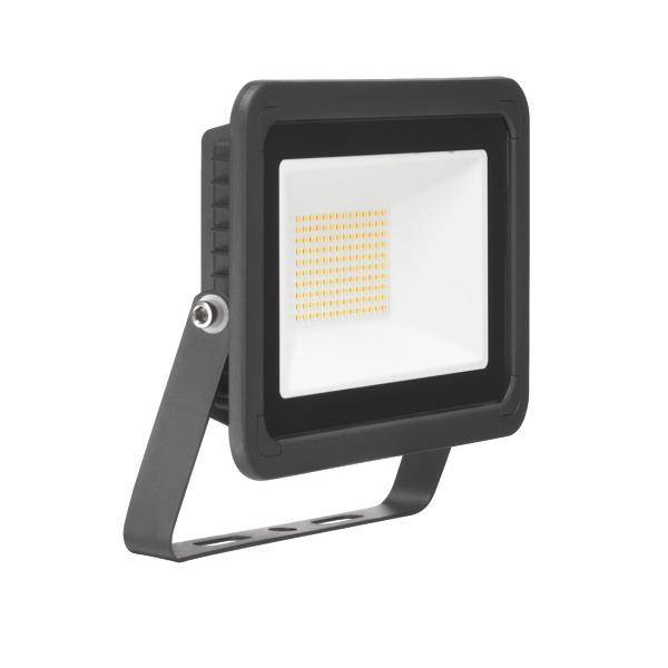 Ein rechteckiger LED-Strahler mit schwarzem Rahmen, montiert auf einem verstellbaren Metallbügel.