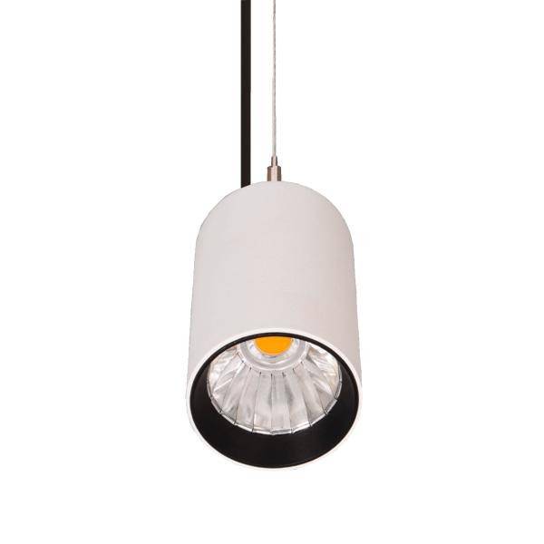 Hängende, moderne, zylindrische Lampe mit offenem Schirm, ausgerichtet nach unten, in schlichter, weißer Optik.