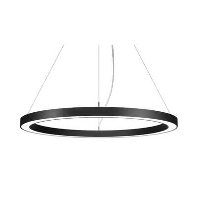 Runder, schwarzer Kronleuchter mit LED-Lichtring, aufgehängt an dünnen Drähten, modern-minimalistisches Design.