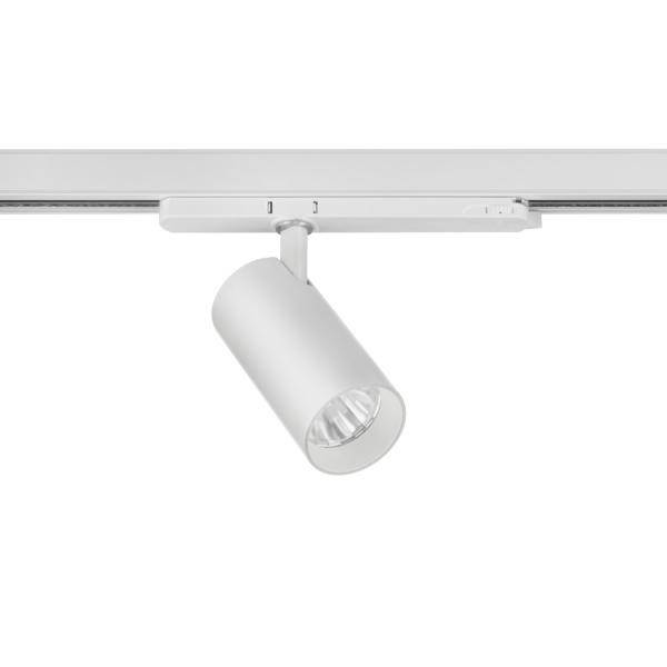 Ein weißer LED-Spotstrahler ist an einer Schiene montiert. Der Strahler ist drehbar, was flexible Beleuchtung ermöglicht.