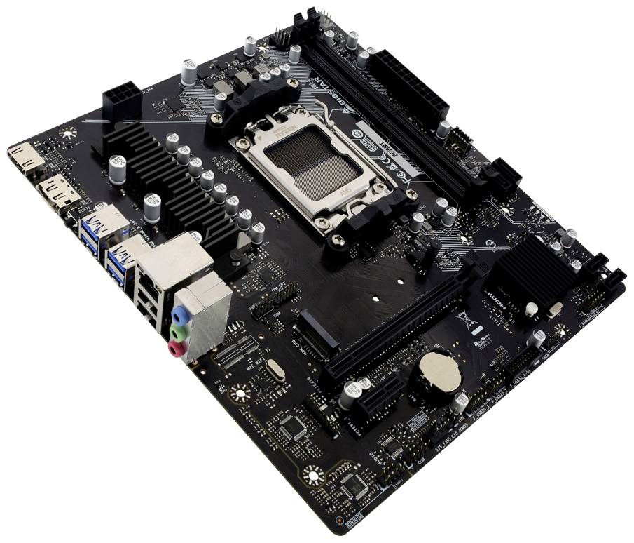 Computer-Mainboard mit CPU-Sockel in der Mitte, mehrere Steckplätze und Anschlüsse sichtbar, darunter USB- und Audioanschlüsse.