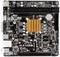 Eine Computer-Motherboard-Platine mit sichtbaren elektronischen Komponenten, Anschlüssen und einem orangefarbenen Kühlkörper in der Mitte.
