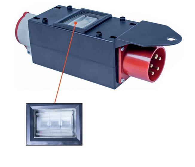Ein schwarzer elektrischer Steckeradapter mit einer transparenten Abdeckung. Im Vordergrund ist ein vergrößerter Bereich der Abdeckung zu sehen.