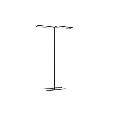 Eine moderne, minimalistische Stehlampe mit einem schmalen, rechteckigen Leuchtkopf und einem schlanken, schwarzen Rahmen.