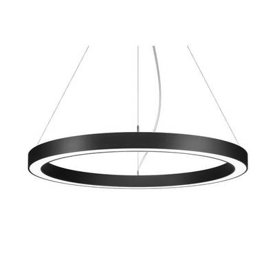 Eine moderne, ringförmige Hängelampe mit schwarzem Rahmen und innerer Beleuchtung, an drei Kabeln von der Decke hängend.