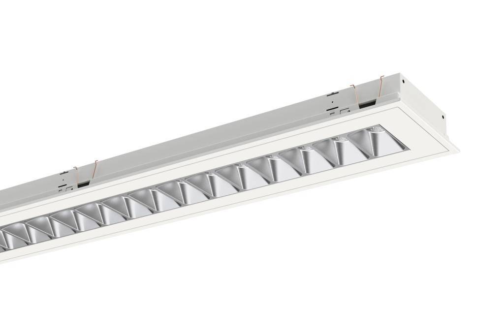 Eine rechteckige Deckenleuchte mit einem langen, schmalen Design und reflektierenden Elementen für gleichmäßige Lichtverteilung.
