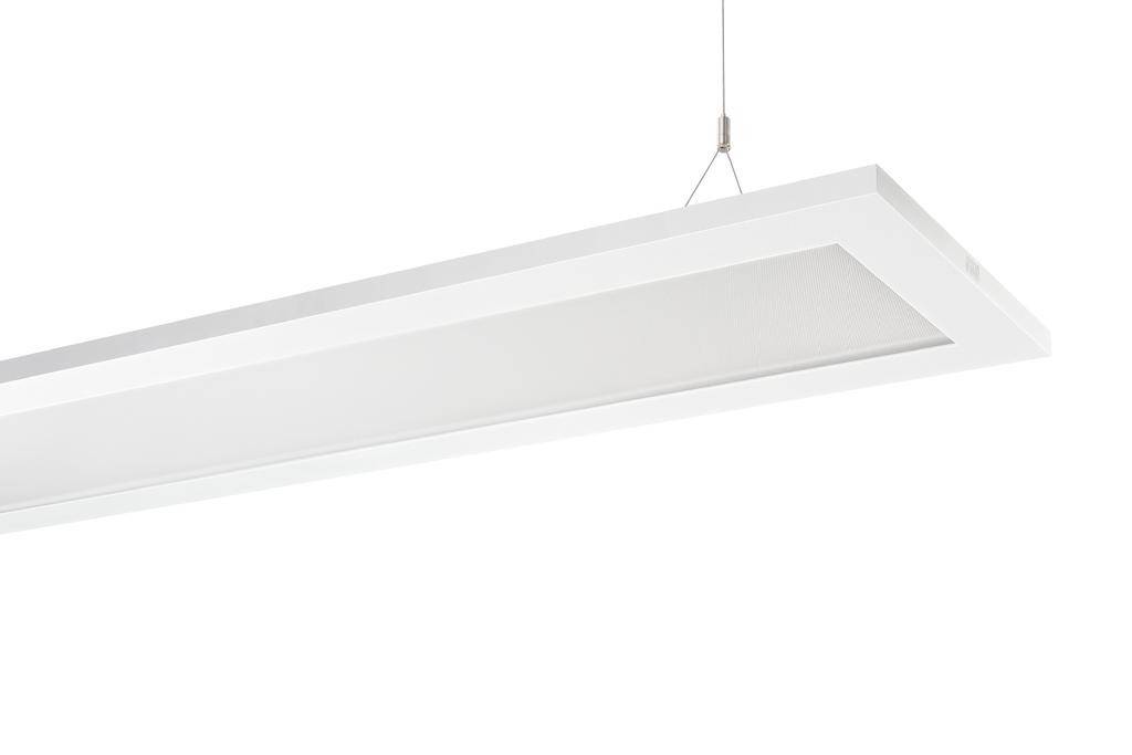 Weiße rechteckige Deckenleuchte, die an zwei dünnen Kabeln hängt. Sie hat ein schlichtes, modernes Design.