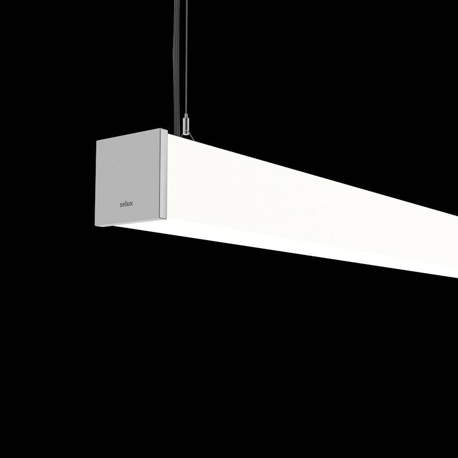 Längliche Deckenleuchte mit schlichtem, modernem Design vor schwarzem Hintergrund.