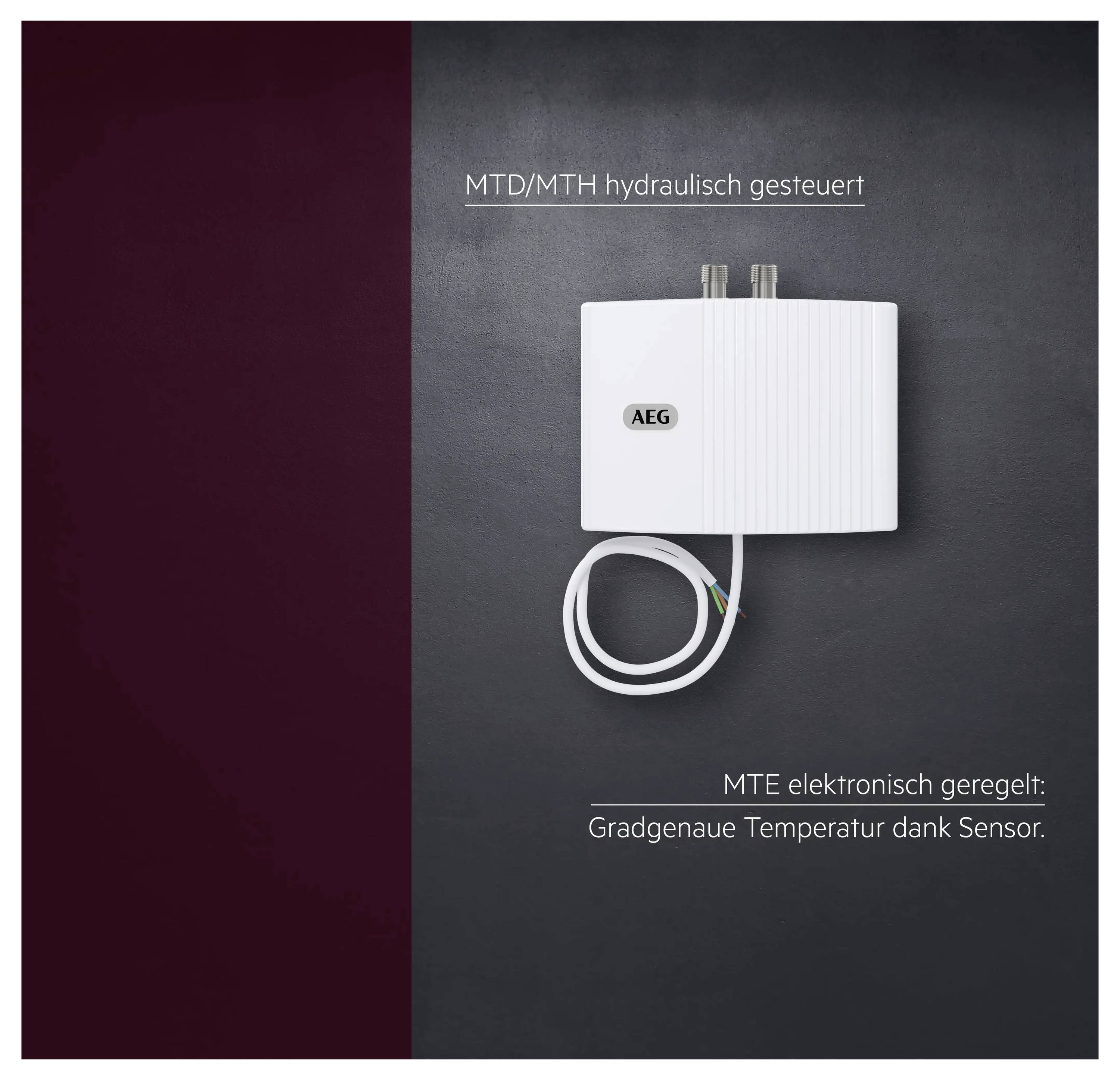 Ein weißer elektronischer Durchlauferhitzer von AEG gegen eine dunkle Wand. Texte: 'MTD/MTH hydraulisch gesteuert', 'MTE elektronisch geregelt'.