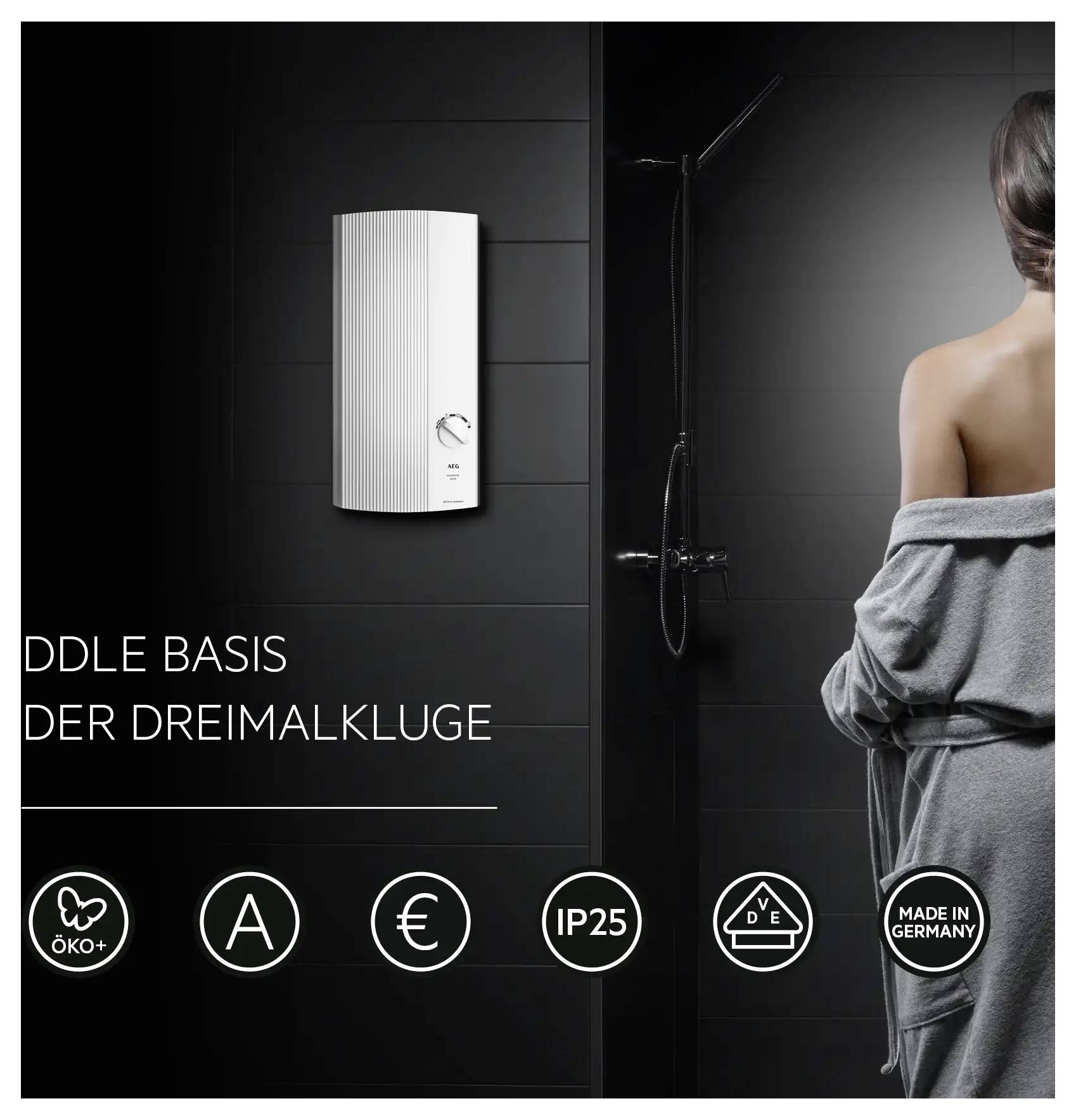 'Ein Badezimmer mit einer weißen Duscharmatur an dunklen Fliesen. Eine Person steht rechts, vom Rücken gezeigt, in einem Handtuch.'