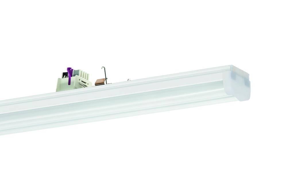 Eine moderne, weiß leuchtende LED-Lichtleiste gegen einen weißen Hintergrund wird schräg von unten dargestellt.