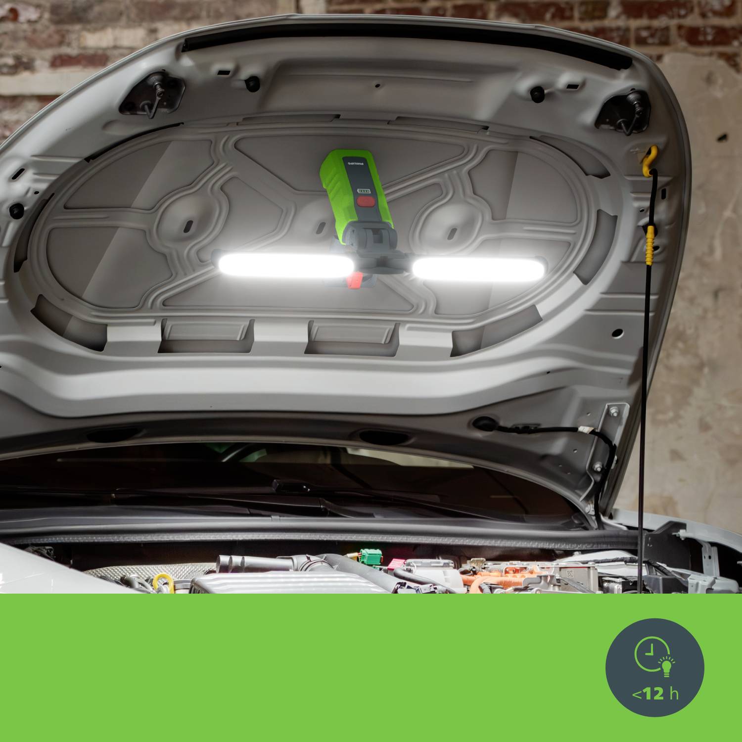 Auto steht mit geöffneter Motorhaube; darüber eine Arbeitsleuchte. Symbol für Batterieladung unter 12 Stunden.