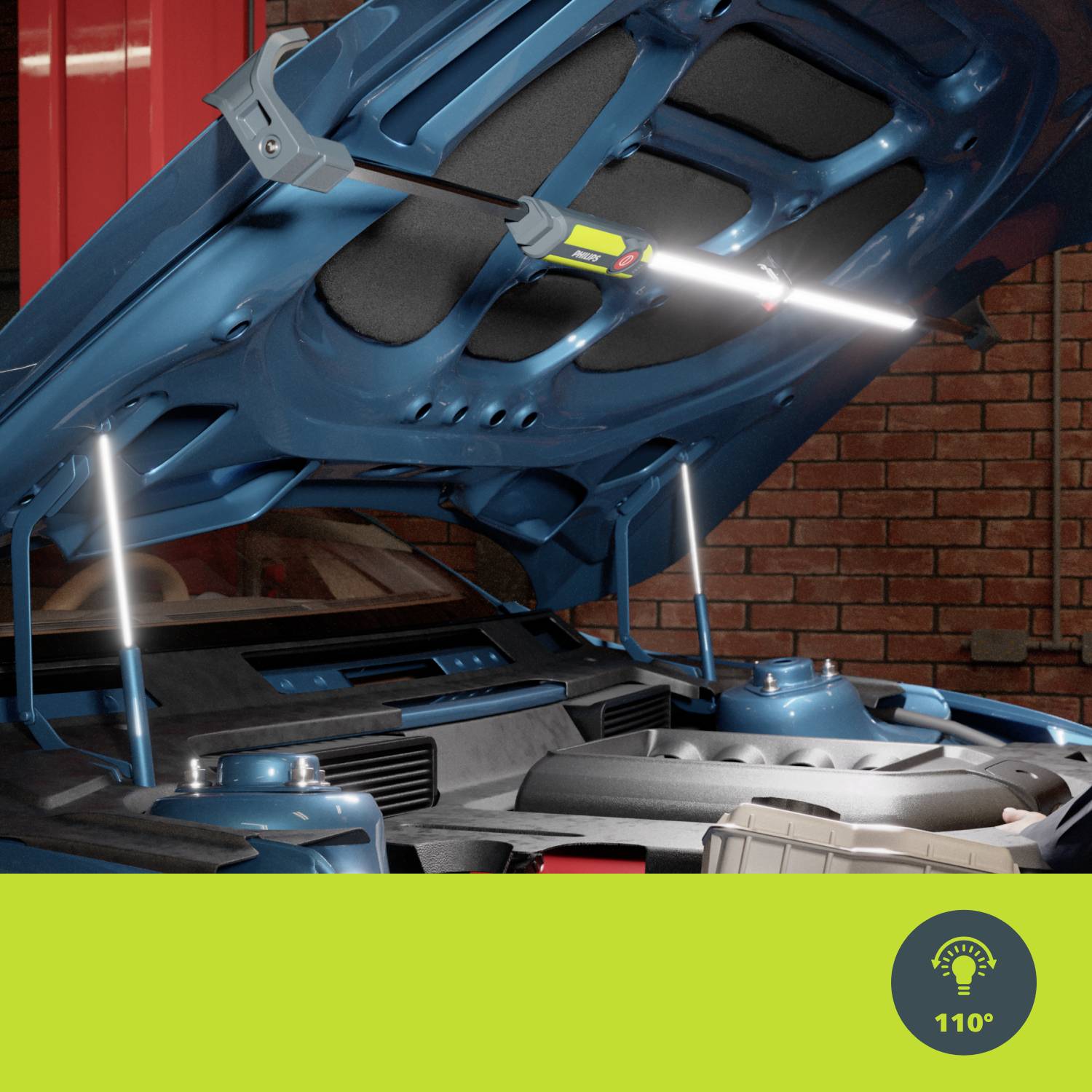 Bild eines geöffneten Autoverdeckung mit eingeklappter LED-Arbeitsleuchte, beleuchtet den Motorbereich von innen.