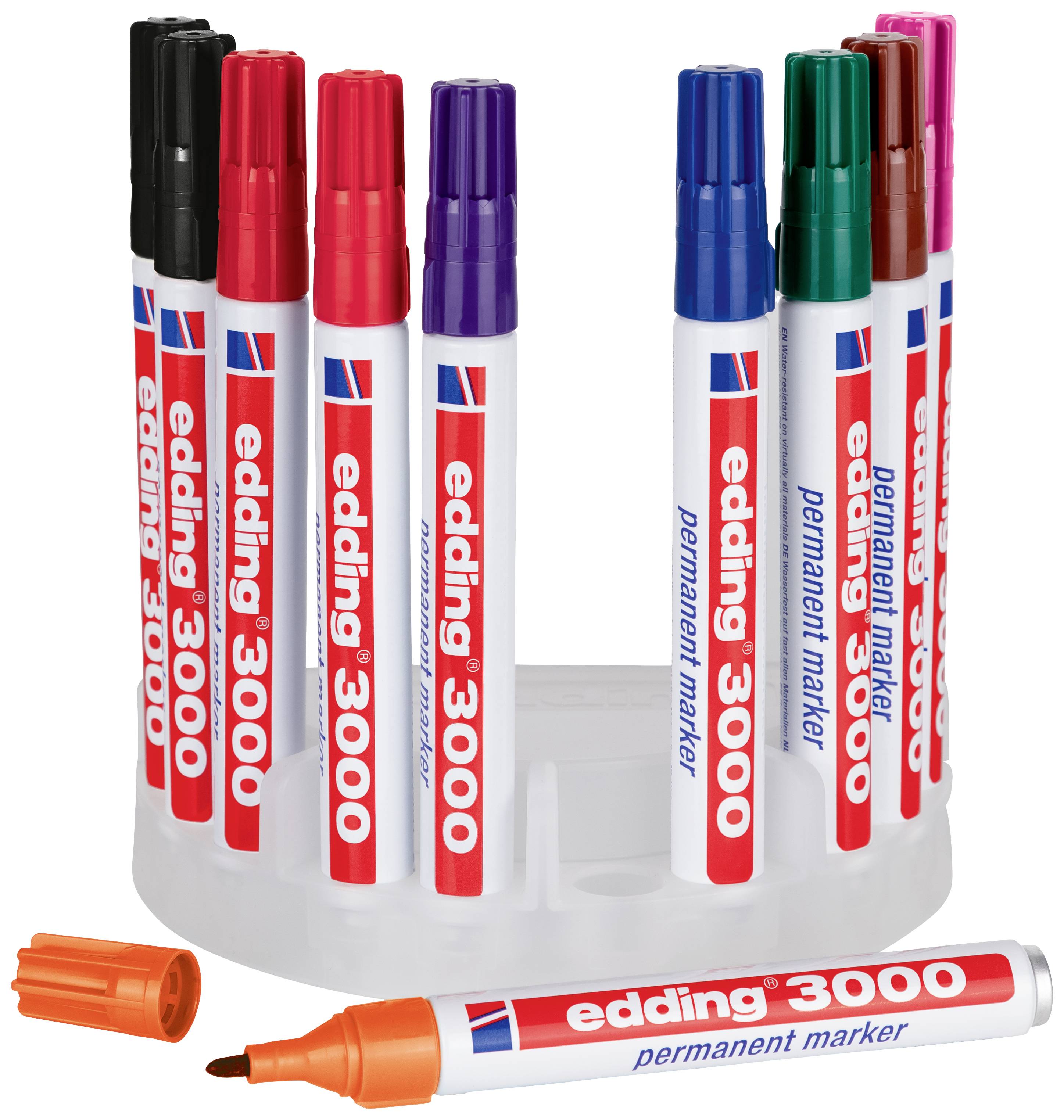 Ein Set farbiger Edding 3000 Permanentmarker in einem Halter. Ein orangefarbener Marker liegt davor mit offenem Deckel.