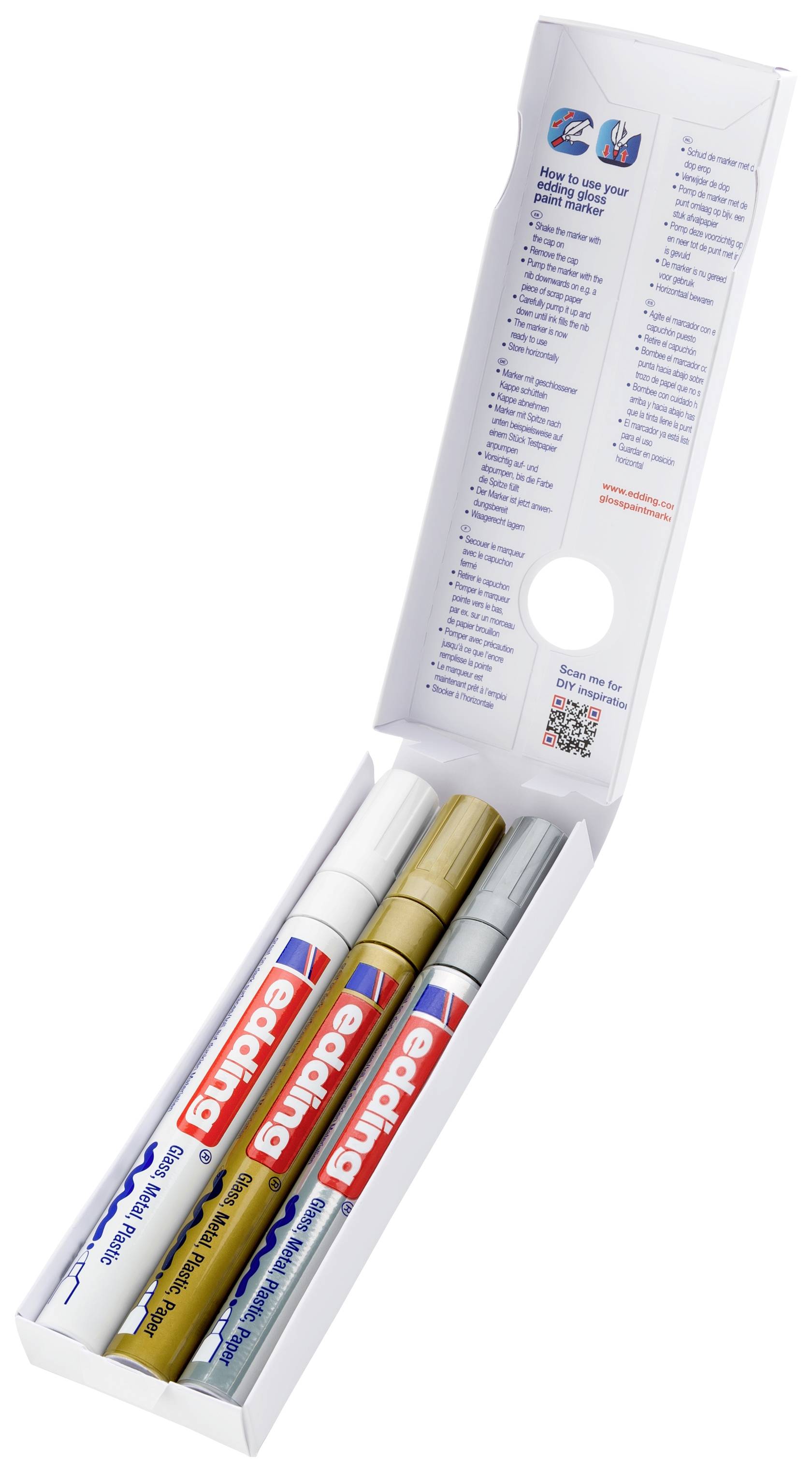 Eine geöffnete Verpackung mit drei Edding-Markenstiften: weiß, gold und silber. Die Stifte liegen parallel nebeneinander.