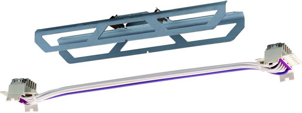 Kabel mit Steckern und einer Metallhalterung, möglicherweise für den Anschluss oder die Befestigung von elektronischen Geräten.