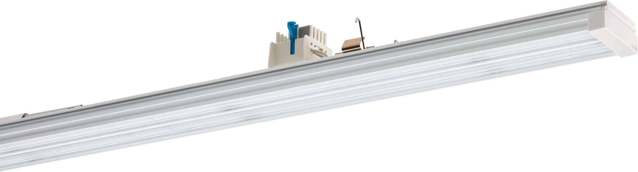 Ein langer LED-Lichtbalken mit mehreren Streifen, montiert in einer schmalen Halterung, geeignet für industrielle Beleuchtung.