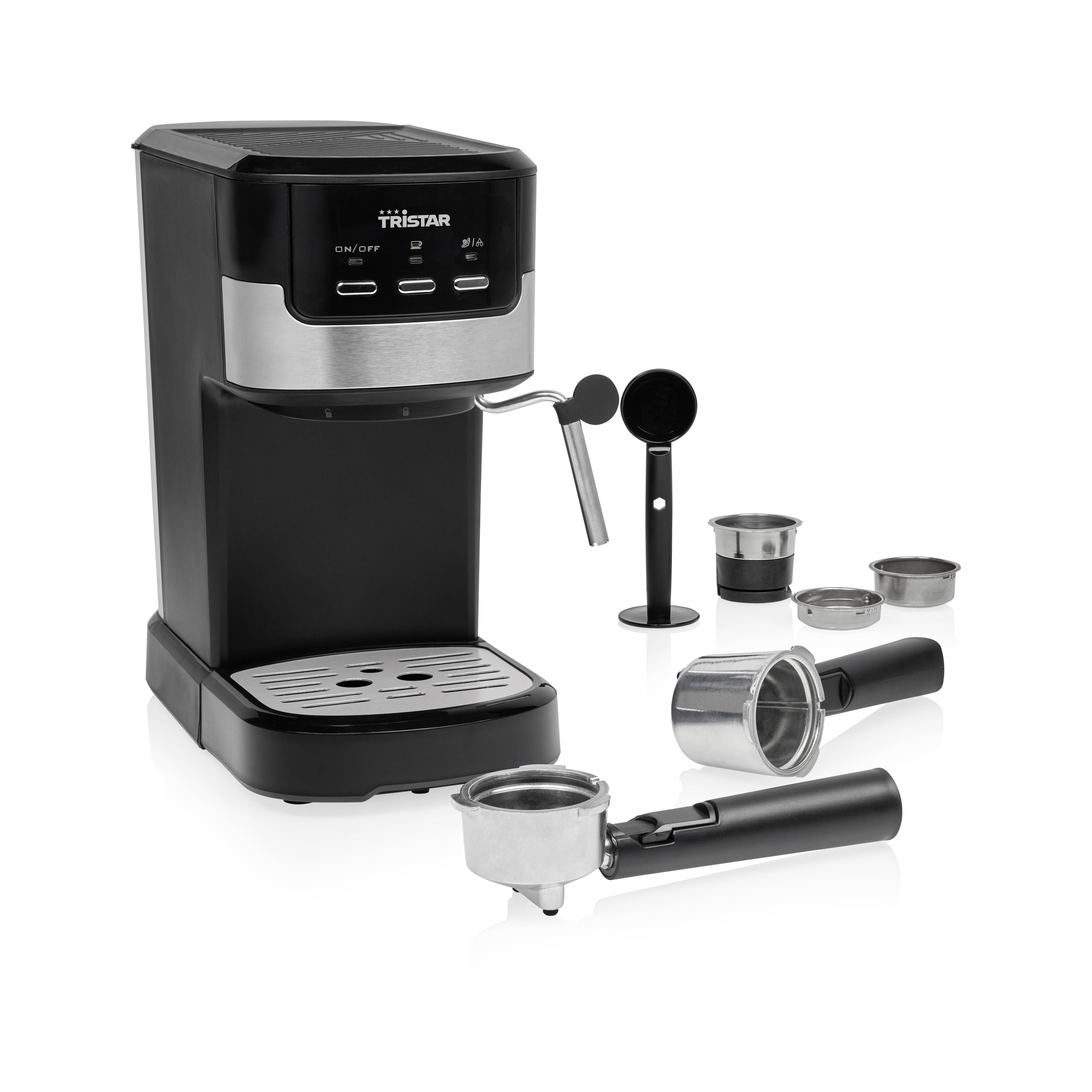 Eine schwarze Espressomaschine mit Dampfdüse, abnehmbarem Wasserbehälter und Kaffeefilter. Zubehörteile sind daneben angeordnet.