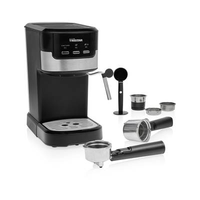 Eine schwarze Espressomaschine mit Dampfdüse, abnehmbarem Wasserbehälter und Kaffeefilter. Zubehörteile sind daneben angeordnet.