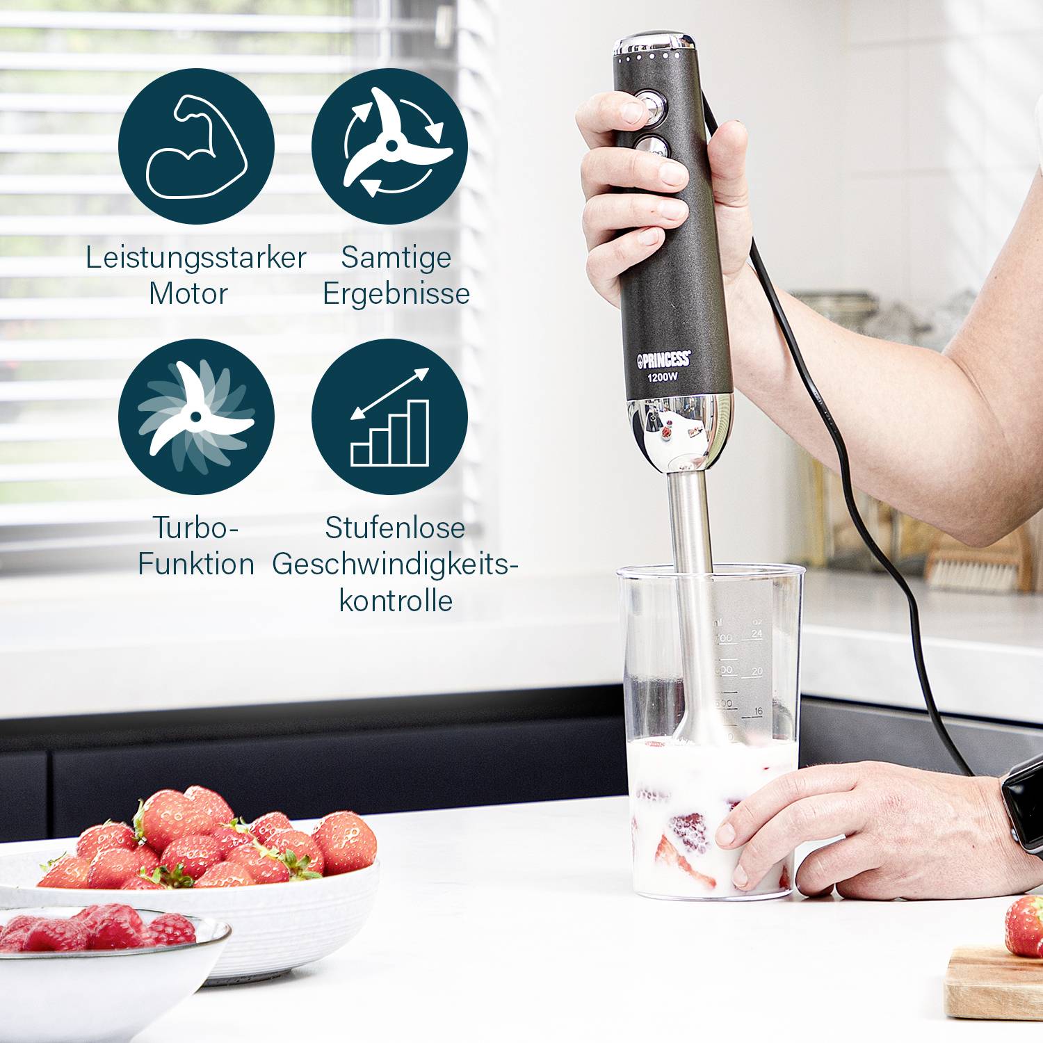 Eine Person benutzt einen Stabmixer, um Erdbeeren in einem Glas zu pürieren. Auf der Theke stehen frische Erdbeeren. Grafiken zeigen Funktionen: leistungsstarker Motor, sanfte Ergebnisse, Turbo-Funktion, stufenlose Geschwindigkeitskontrolle.
