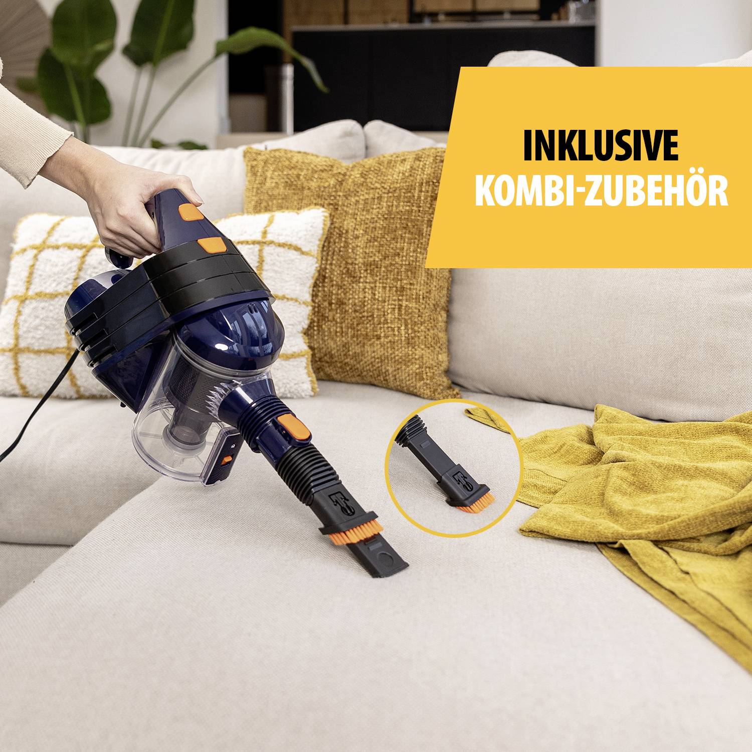 'Eine Person reinigt ein beiges Sofa mit einem schwarzen und orangefarbenen Staubsauger. Ein gelbes Banner zeigt "Inklusive Kombi-Zubehör".'