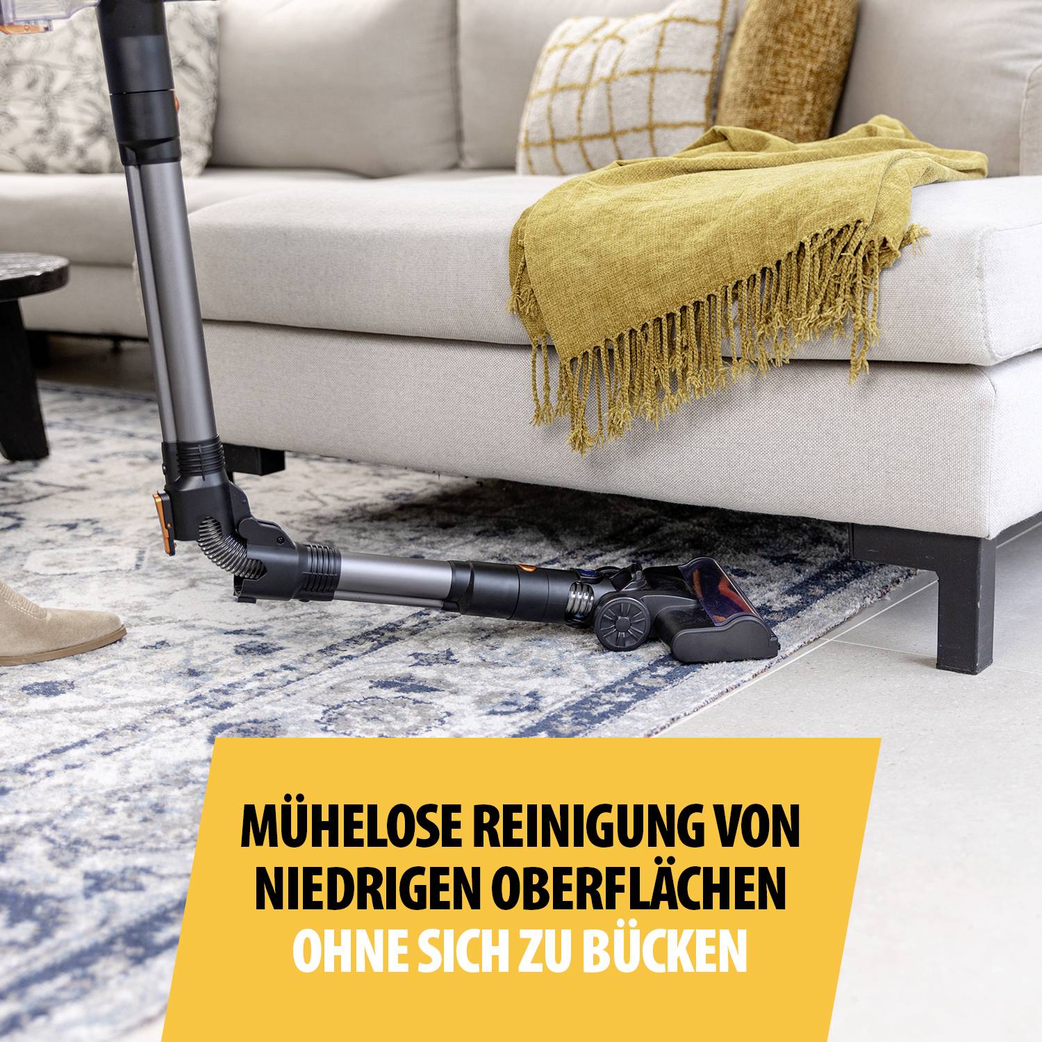 Ein Staubsauger, der unter ein Sofa passt, mit Text: 'Mühelose Reinigung niedriger Oberflächen ohne sich zu bücken'.