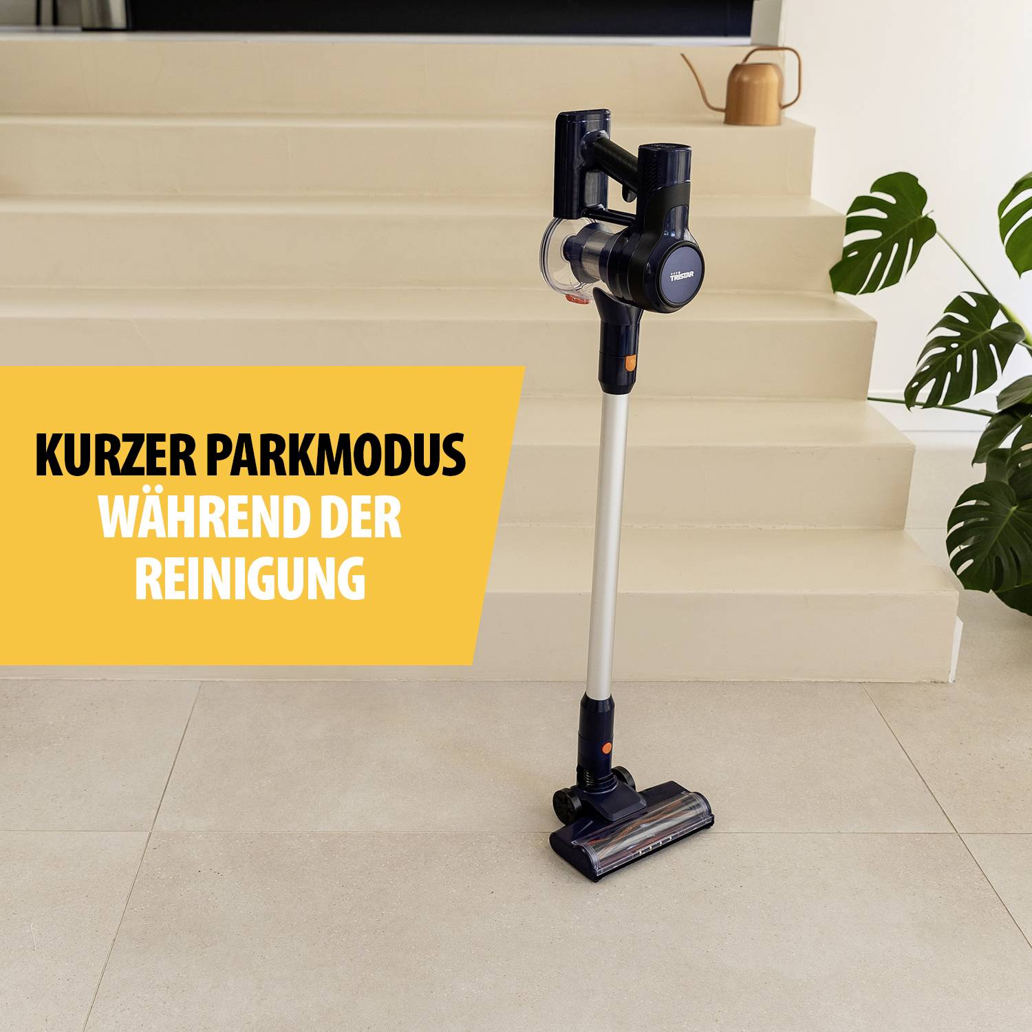 'Kabelloser Staubsauger im Parkmodus vor einer Treppe. Text auf gelbem Hintergrund: "KURZER PARKMODUS WÄHREND DER REINIGUNG."'