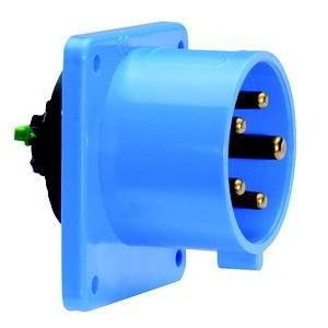 Ein blauer, quadratischer CEE Wandstecker mit vier runden Metallkontakten, zur elektrischen Verbindung und Stromversorgung.